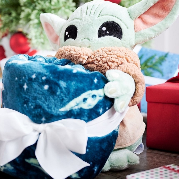 NWT DISNEY Star Wars Manalorian Grogu Plush & Throw Blanket Gift Set - Picture 3 of 3